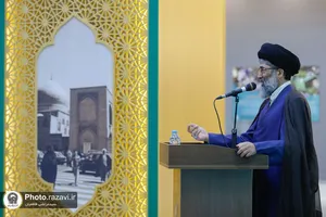 اهدای نشان طلای علمی رضا شریفیان به موزه آستان قدس رضوی