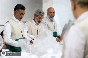 توزیع غذای متبرک حضرت بین زلزله زدگان کاشمر