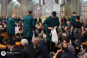توزیع افطاری سبک در حرم مطهر رضوی-1