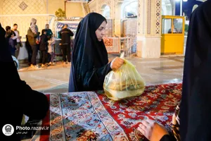 توزیع افطاری در باب&zwnj;الکاظم حرم مطهر رضوی