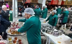 پذیرایی خادم‌یاران زنجانی از ۳۰ هزار زائر در چایخانه حرم رضوی