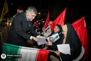 بسته بندی و توزیع تبرکات توسط خادمان رضوی در تجمعات مردمی