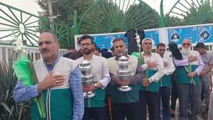 غبارروبی و عطرافشانی گلزار شهدای بروجرد / گزارش تصویری
