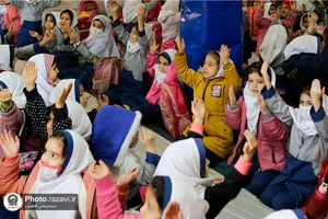 توزیع غذای گرم بین دانش آموزان مناطق کم برخوردار مشهد