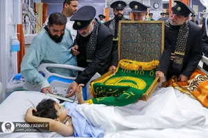 عیادت خدام حرم مطهر رضوی از مجروحین حادثه تروریستی حرم احمد بن موسی شیراز