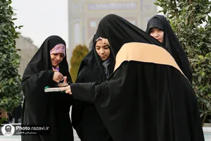 اهداء هدیه متبرک حرم به بانوان زائر