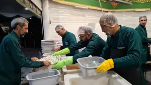 خادمیاران ملایری در چایخانه رضوی؛ تلفیق عشق و خدمت با طعم سوغات ملایر/ گزارش تصویری