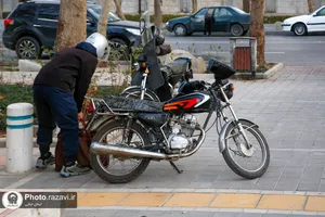 توزیع بسته معیشتی و اهدا غذای گرم به راکبین پیک موتوری