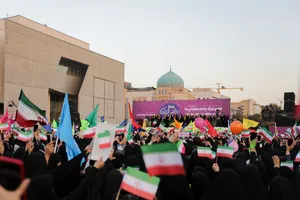 تجمع دختران انقلابی مشهد در عرصه میدان شهدا