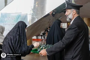 استقبال خدام از زائرین حرم رضوی در فرودگاه مشهد