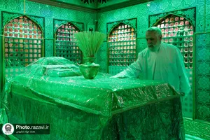 غبارروبی ضریح مطهر حضرت رضا(ع) در آستانه میلاد پیامبر اکرم(ص)