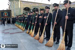 آیین جاروکشی حرم حضرت معصومه(س) توسط خدام حرم مطهر رضوی