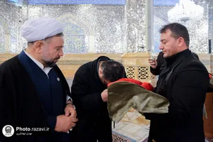 اهدای کتیبه شهادت حضرت زهرا(سلام الله علیها) به حرم مطهر رضوی