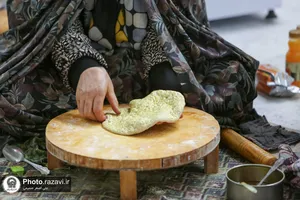 بازدید مدیر عامل بنیاد کرامت رضوی از فرآیند پخت نان برای سیل زدگان مشهدی