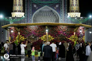 گل آرایی حرم مطهر رضوی در دهه کرامت