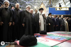 اقامه نماز رهبر انقلاب بر پیکر رئیس&zwnj;جمهور شهید و همراهان گرامی ایشان