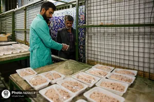 توزیع غذای متبرک به مناسبت شهادت امام صادق(علیه&zwnj;السلام)