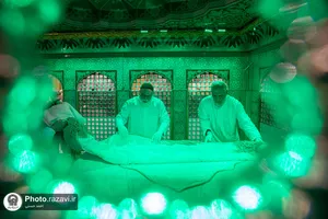 غبارروبی ضریح منور رضوی