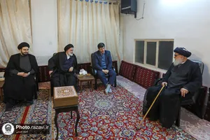 اهداء مصحف مشهد رضوی به آیت الله مرتضوی