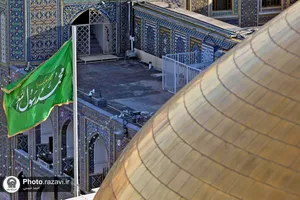 تعویض پرچم گنبد منور رضوی به مناسبت عید مبعث