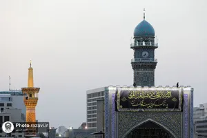 آیین تعویض پرچم گنبد منور رضوی به مناسبت آغاز ماه محرم