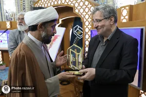 نقد و بررسی کتاب &laquo;خار و میخک&raquo;