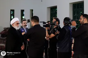 بازدید تولیت آستان قدس رضوی از روند بافت فرش&zwnj;های رواق امیرالمؤمنین علیه&zwnj;السلام
