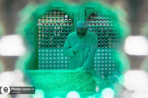 غبارروبی ضریح مطهر امام رضا علیه&zwnj;السلام 