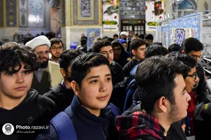 ورود معتکفین پسر نوجوان به حرم مطهر رضوی