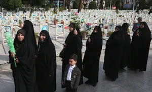 غبارروبی و عطرافشانی مزار مطهر شهدا در گلستان شهدای اصفهان همزمان با شروع دهه کرامت / گزارش تصویری