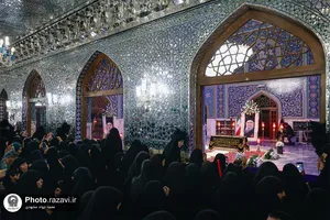 حضور مردم عزادار بر مزار مطهر رهبر شهید انقلاب اسلامی