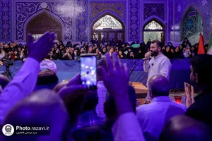 تشرف هنرمندان نهضت مردمی پوستر انقلاب به حرم مطهر رضوی
