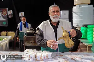 موکب خدمت رسانی جوانان رضوی در خیابان امام رضا علیه&zwnj;السلام