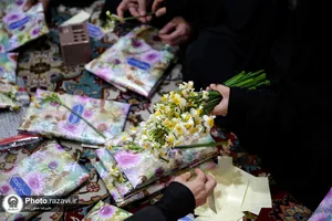 اهدای هدیه متبرک به زائران حرم مطهر رضوی