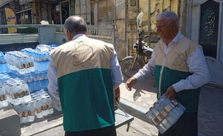ارسال ۱۲۰۰ بطری آب به مناطق جنوب از سوی خادم‌یاران مبارکه