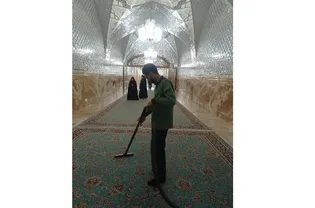 صدای پای اخلاص در دارالحجه؛ روایت خادمیار ۱۹ ساله‌ای که دلش را در حرم جارو می‌کند