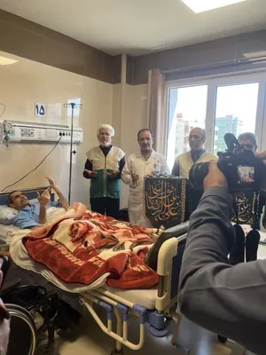 عیادت خادمیاران رضوی شیراز از زائران مجروح در حادثه تصادف اتوبوس/ گزارش تصویری