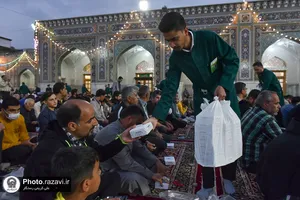 بسته&zwnj;بندی و توزیع افطاری سبک در حرم مطهر رضوی