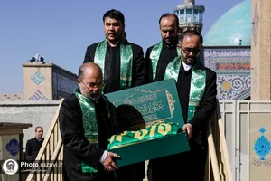 آیین تعویض پرچم گنبد منور رضوی در روز میلاد امام رضا(علیه&zwnj;السلام)