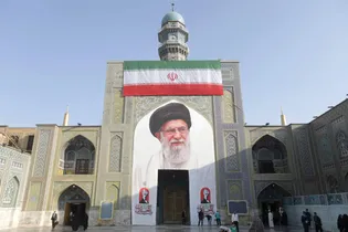 پارچه نگاره ایوان ساعت حرم مطهر رضوی تعویض شد