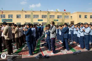 اقامه نماز جماعت دانش آموزان مدارس امام رضا(ع) به امامت آیت الله طباطبایی