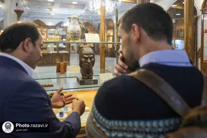 تشرف جمعی از مهمانان همایش بین&zwnj;المللی کتابخانه&zwnj;های عمومی کشور به حرم مطهر رضوی