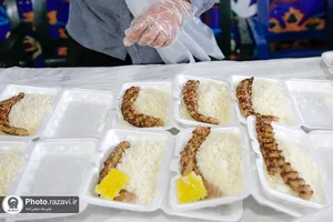 توزیع ٣۵٠٠ پرس غذای متبرک توسط خواهران خادم حرم مطهر رضوی