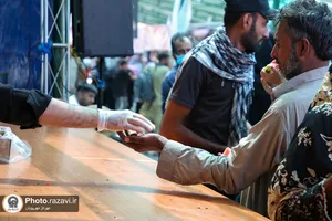 خدمت&zwnj;رسانی خدام حرم مطهر رضوی به زائران اربعین حسینی در میرجاوه -2