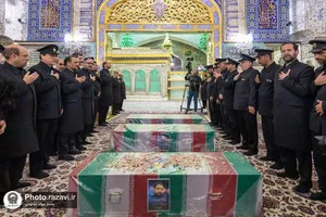 طواف پیکر شهدای خدمت دور ضریح مطهر رضوی
