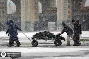 خدمت&zwnj;رسانی به زائران حرم مطهر رضوی در بارش برف