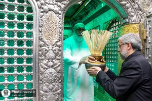 غبارروبی ضریح مطهر حضرت رضا علیه&zwnj;السلام در آستانه دهه کرامت