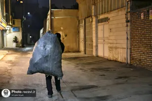 توزیع غذا میان کارتن&zwnj;خواب&zwnj;ها و نیازمندان اطراف حرم مطهر رضوی