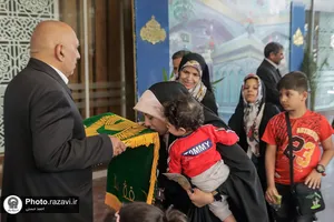استقبال از زائرین بارگاه منور رضوی در ایستگاه راه&zwnj;آهن مشهد