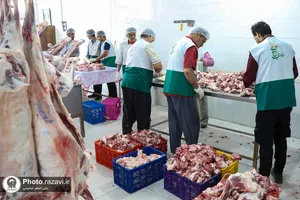 بسته&zwnj;بندی و توزیع گوشت قربانی اهدایی ناذران به مناسبت عید قربان